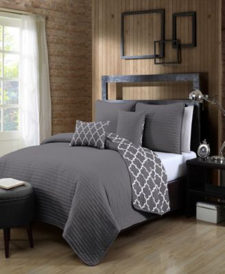Avondale Manor - Griffin 4pc Twin Solid with Quatrafoil Reverser Quilt Set with Throw Pillows