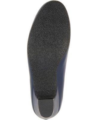 Women's Saar Round Toe Kitten Heel Pumps