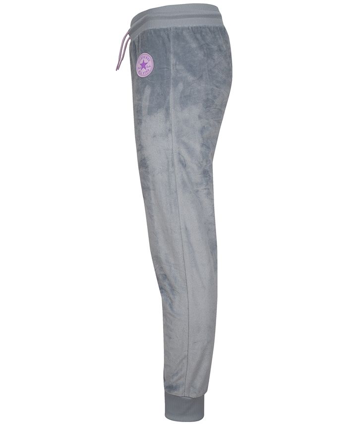 jogger pants with converse shoes