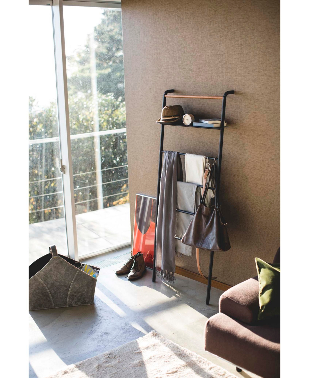 Tower Leaning Ladder With Shelf - Black