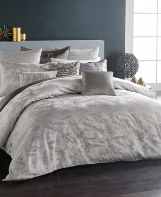 Luna Sham, Standard