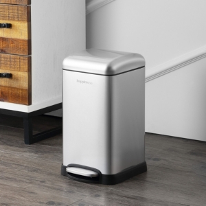 Betty Retro Mini Step-Open Trash Can