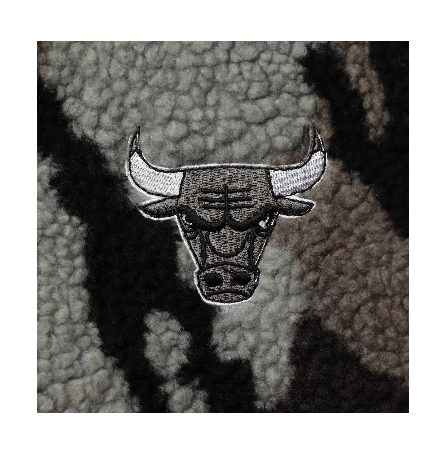 Женская куртка The Wild Collective Black Chicago Bulls Camo Sherpa Full-Zip Bomber — фото 3