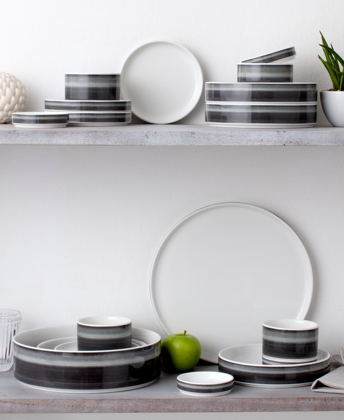 Noritake Colorstax Ombre Stax 11.5" Round Platter In Black