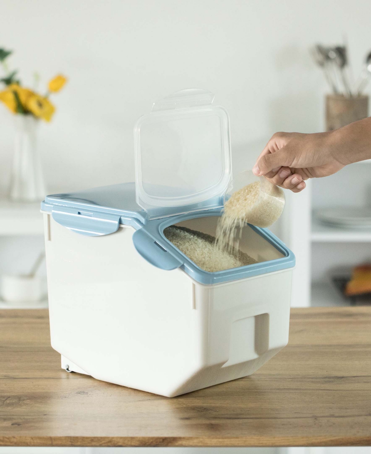 BASICWISE MEDIUM PLASTIC STORAGE FOOD HOLDER CONTAINERS WITH A MEASURING CUP AND WHEELS, SET OF 3 