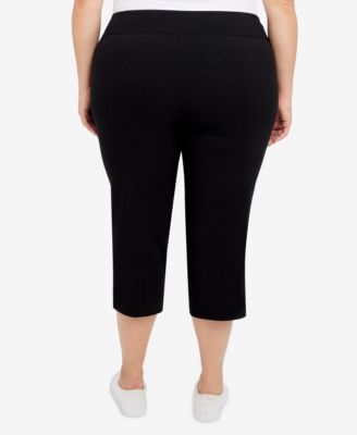 Plus Size Essentials Solid Pull-On Capri Pants with Detailed Split Hem