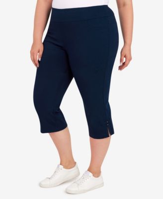 Plus Size Essentials Solid Pull-On Capri Pants with Detailed Split Hem