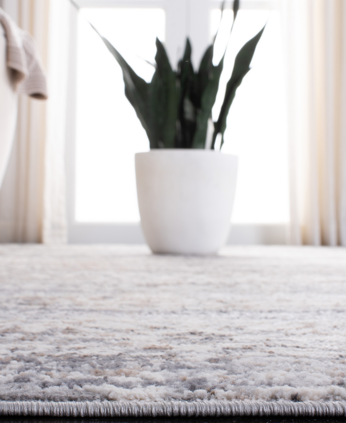 Safavieh Amelia ALA484 Area Rug - Gold