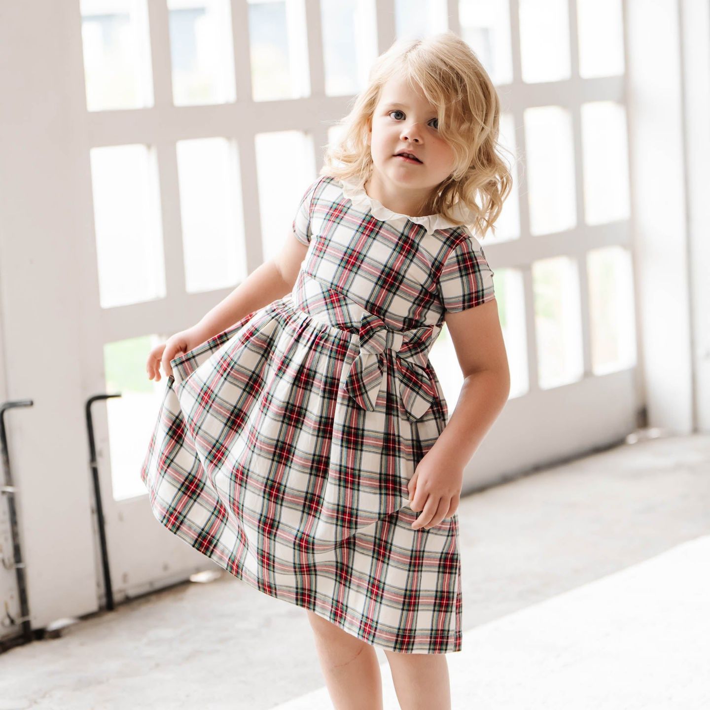 Платье Hope & Henry Short Sleeve Ruffle Collar Party Dress with Bow, Toddler Child для девочек, цвет: Слоновая кость — фото 2
