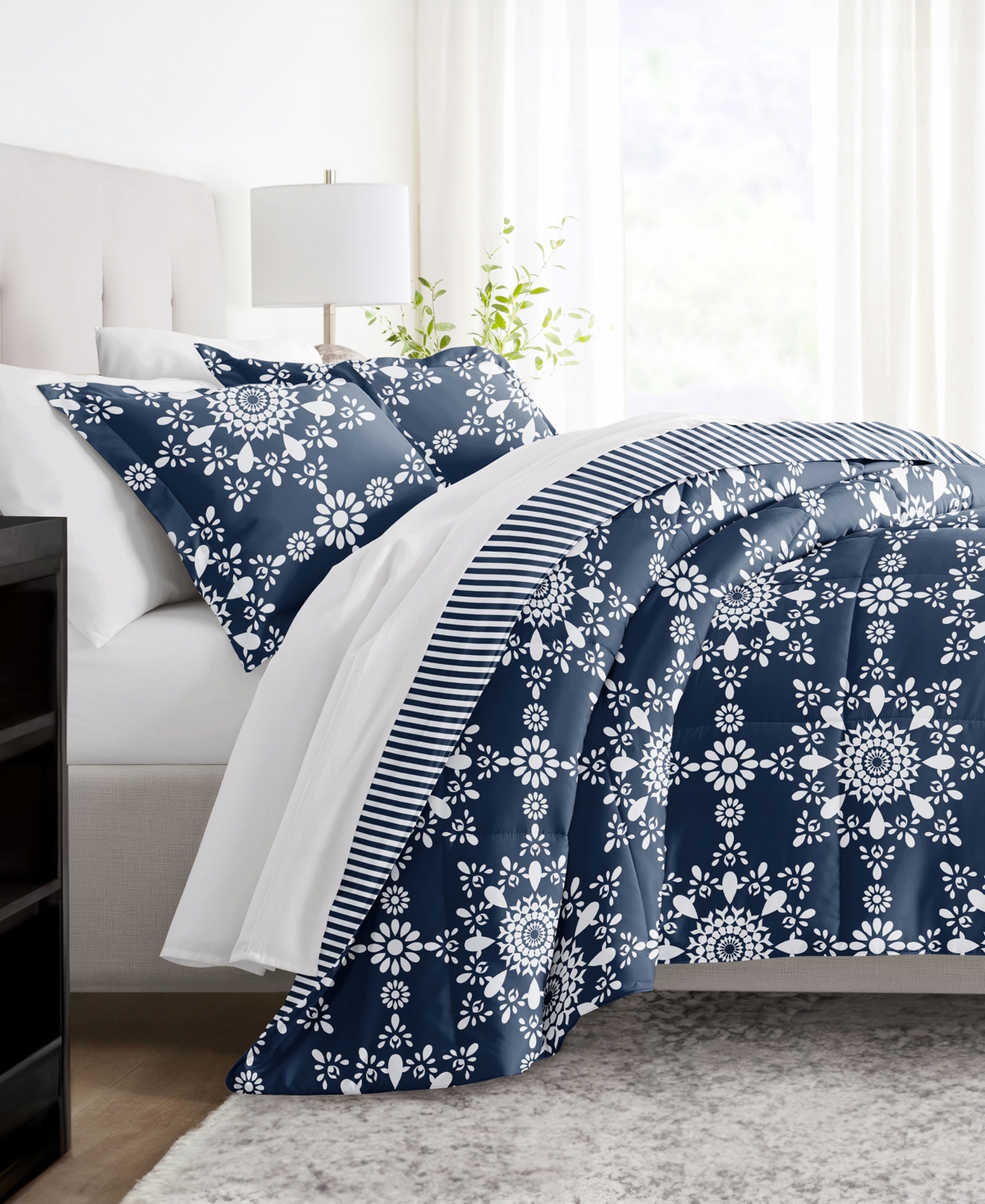 Home Collection 3 Piece Premium Ultra Soft Daisy Medallion Reversible Comforter Set,