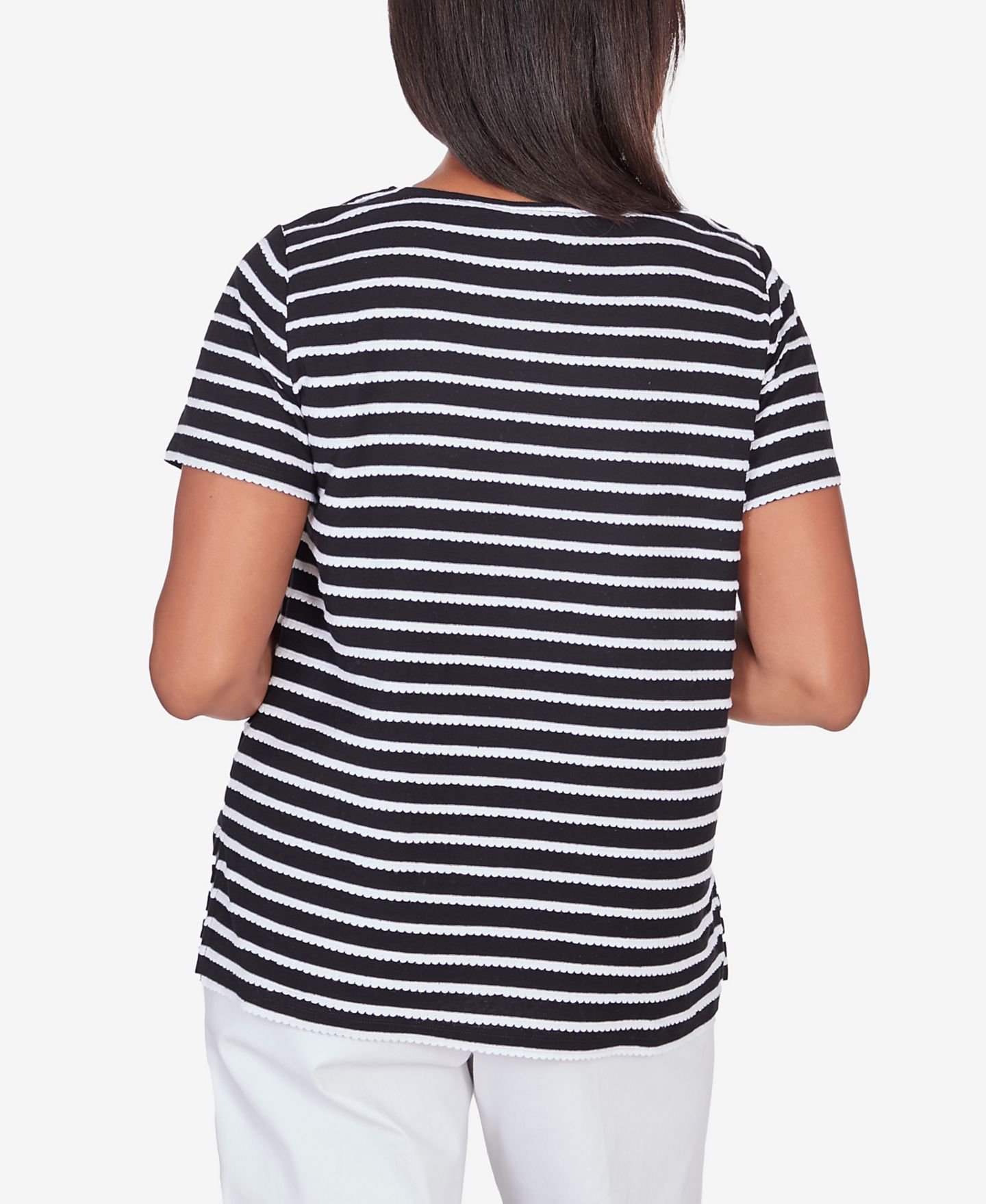 Женская футболка Alfred Dunner Classic Neutrals Lace Neck Striped Split Hem, цвет: Чёрный / Белый — фото 2