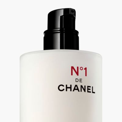N&deg;1 DE CHANEL REVITALIZING ESSENCE LOTION Plumps – Evens – Illuminates