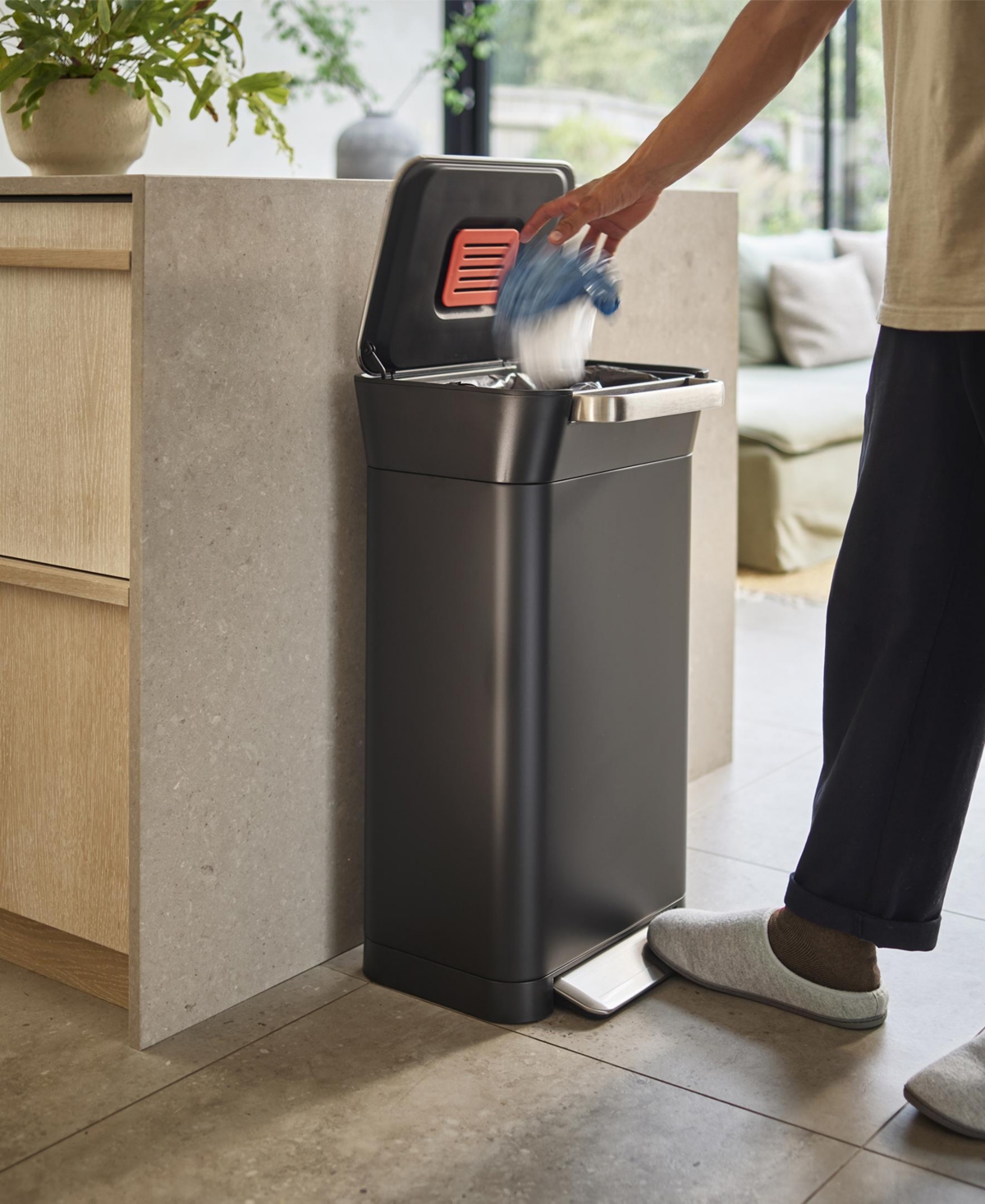 Joseph Joseph Titan 30-liter Trash Compactor In Black