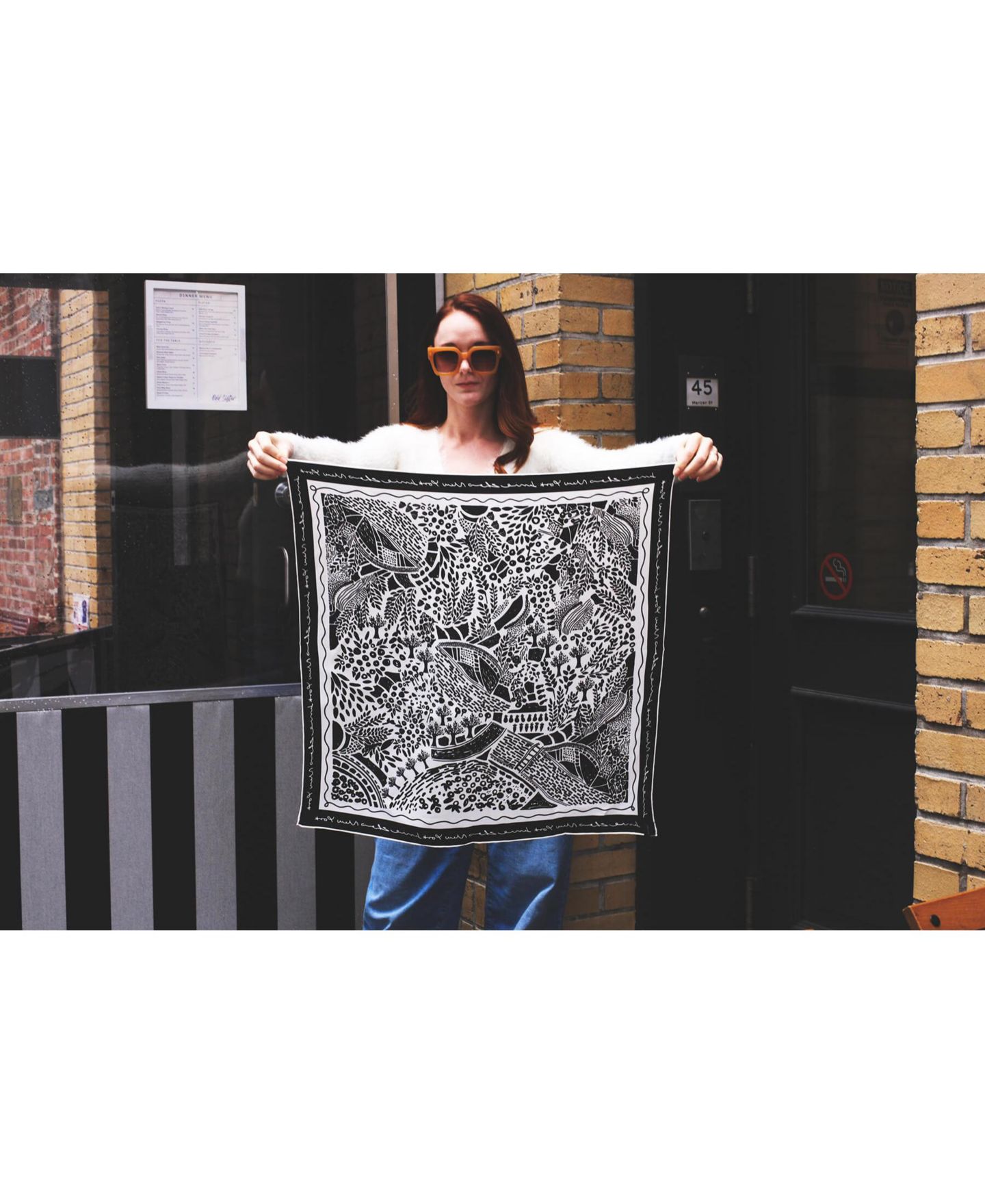 Женский шарф Jessie Zhao New York Double Sided Silk Scarf OF Black Garden, цвет: Чёрный / Белый — фото 2