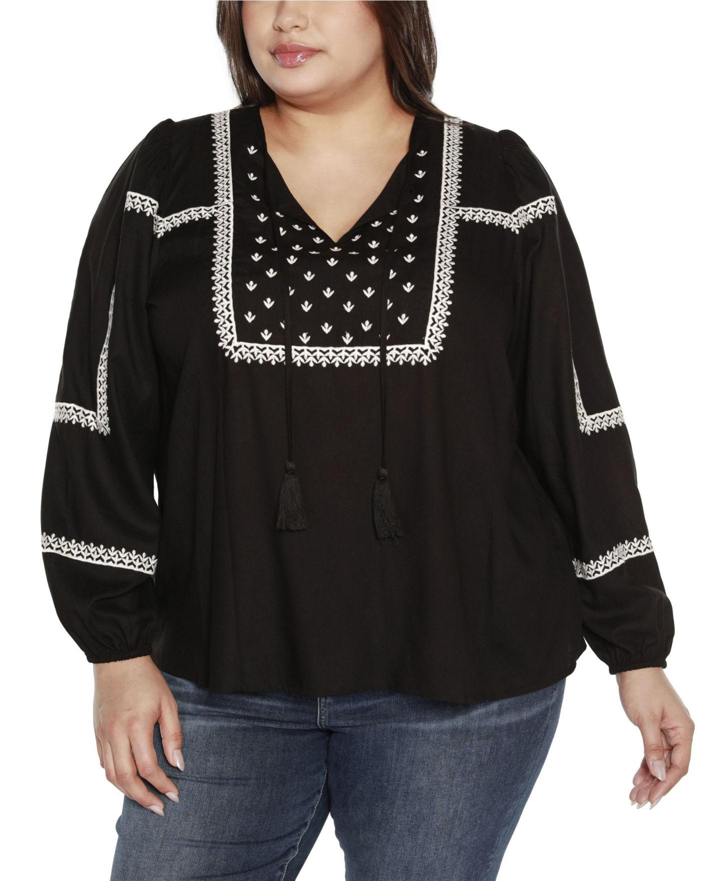 Женский топ Belldini Black Label Plus Size Embroidered Blouson Tie Neck, цвет: Чёрный — фото 1