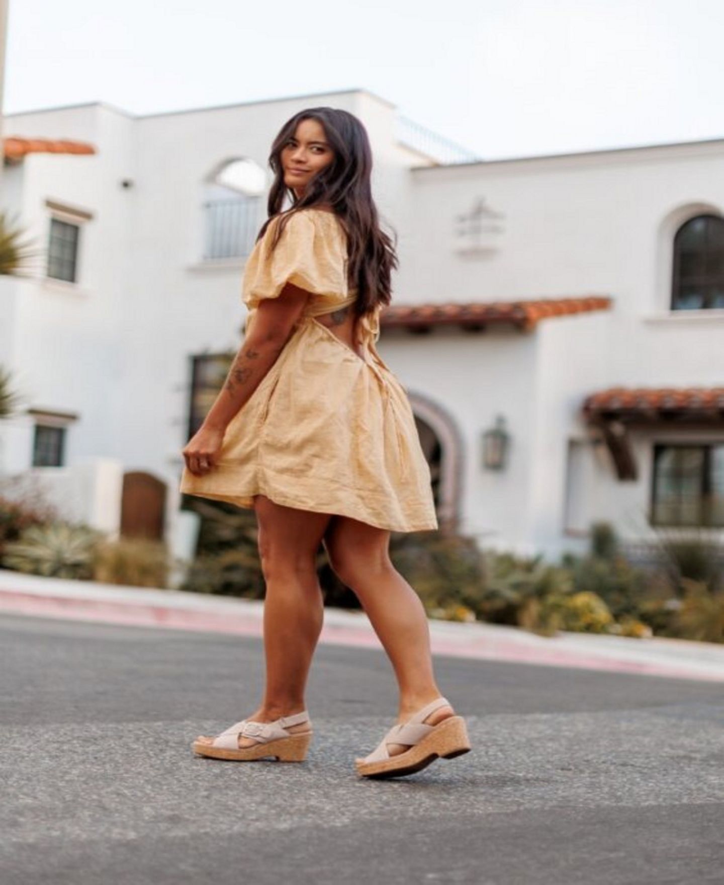 Женские сандалии Clarks Giselle Dove Wedge, цвет: Песочный нубуковый — фото 10