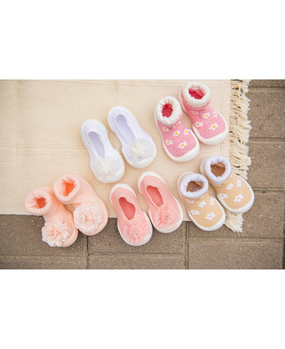 Детские Komuello Infant Girl Breathable Washable Non-Slip Sock Shoes Flat - Pompom Flower Pink — фото 11