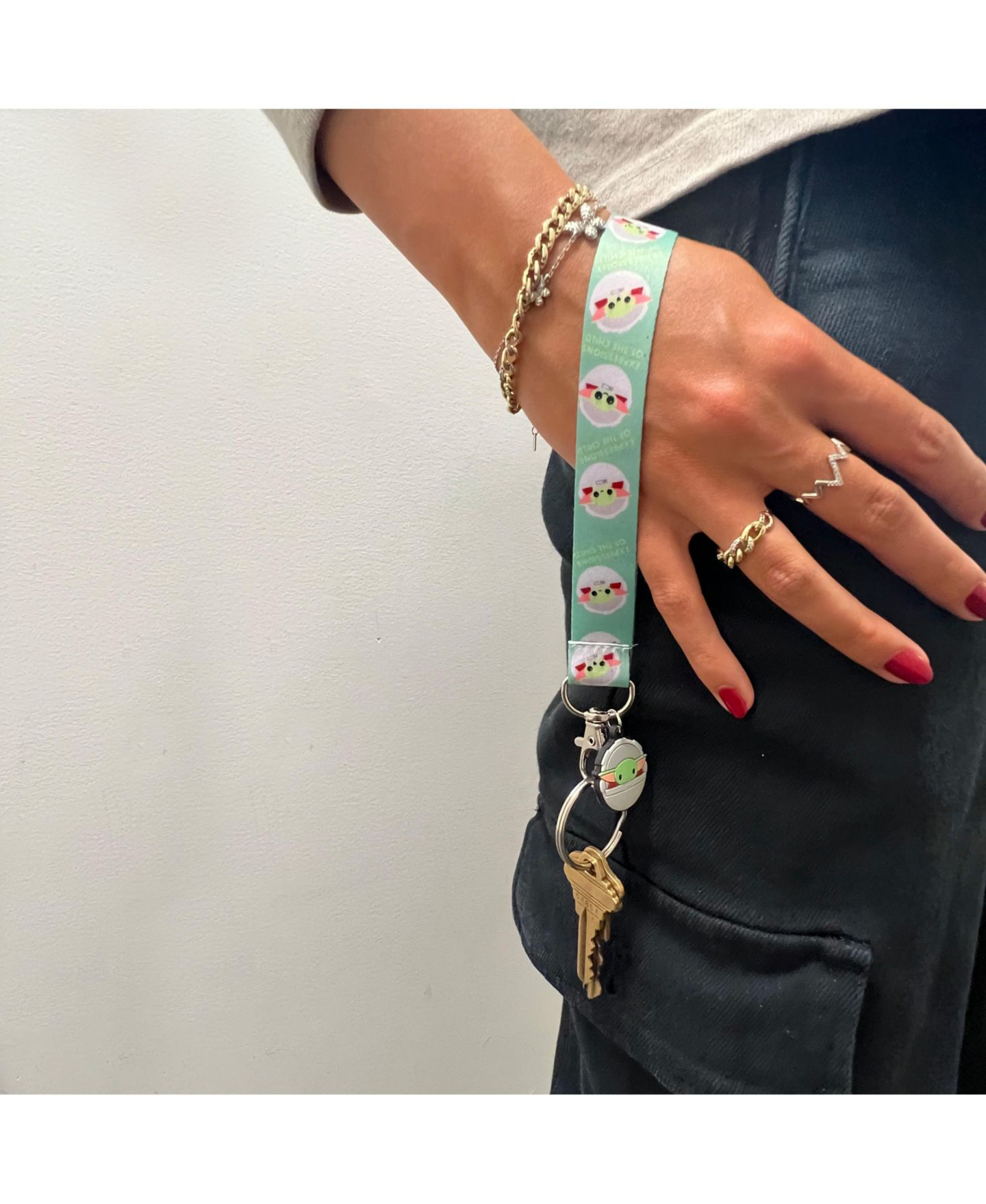Брелоки Starwars Disney Star Wars The Mandalorian Wrist Lanyard - Grogu Lanyards for Keys - Key Lanyard with Grogu Charm, цвет: Зелёный / Красный — фото 2