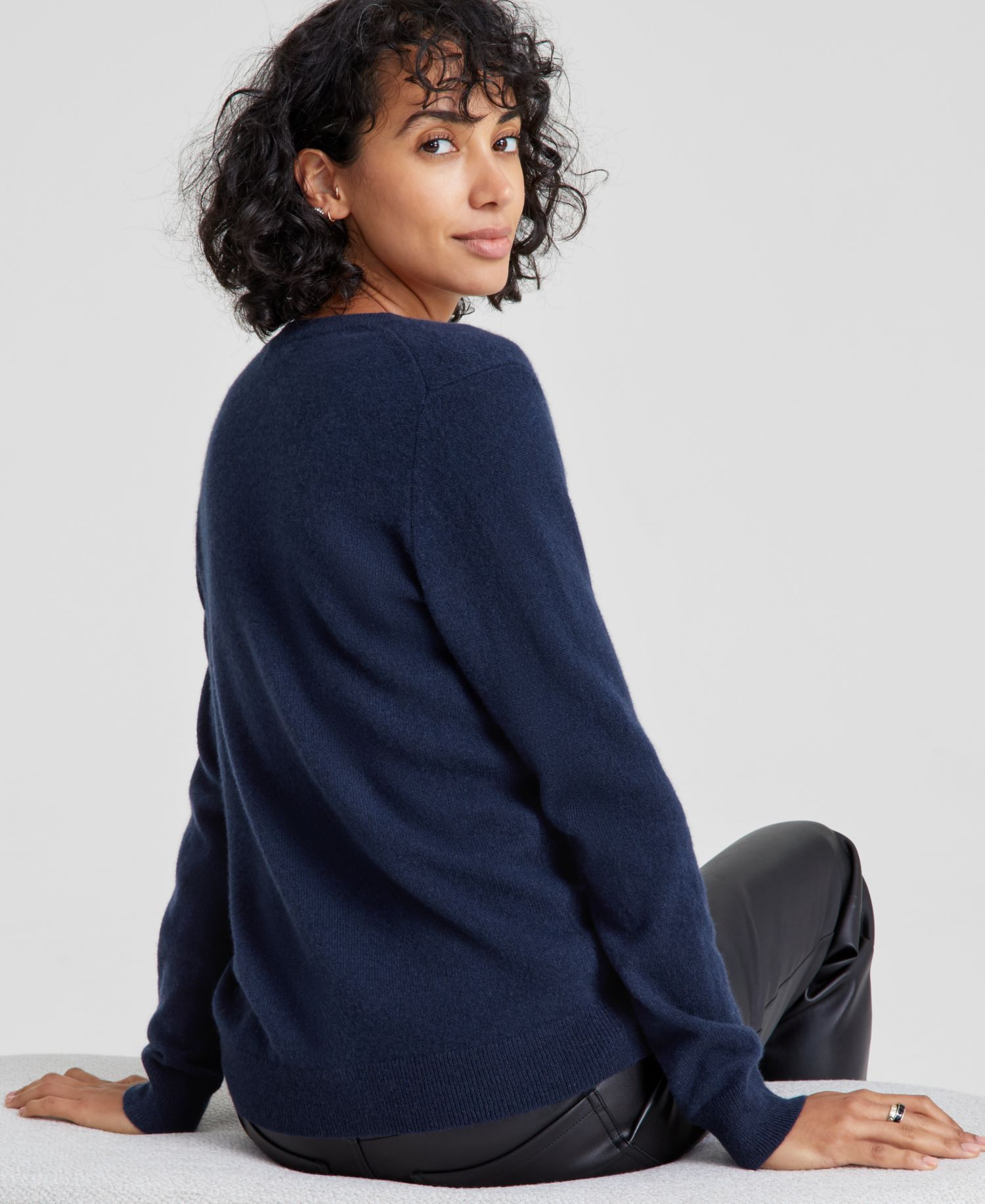 100% Cashmere Petite V-Neck Long-Sleeve Sweater