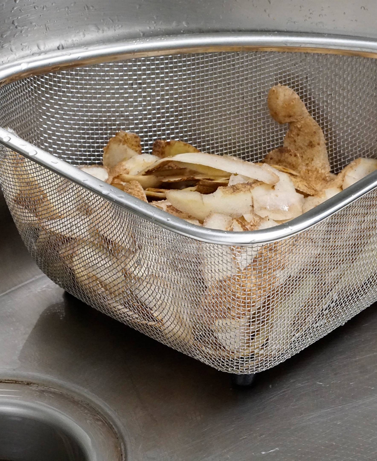 RSVP INTERNATIONAL ENDURANCE STAINLESS STEEL 9"X7"X4" IN-SINK MESH CORNER BASKET 