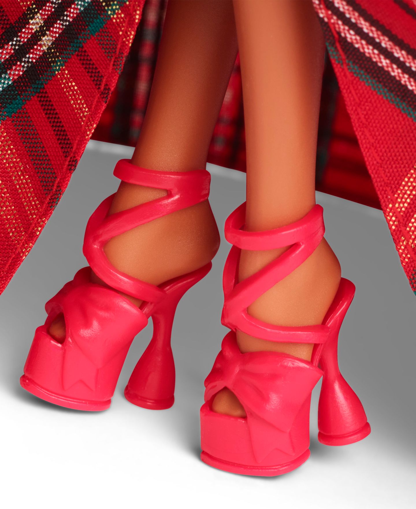 Детская кукла Barbie Signature 2024 Holiday Fashion Doll, Seasonal Collector Gift, Light Brown Hair with Plaid Gown — фото 3