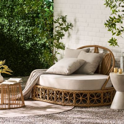Wicker Outdoor Daybed With Pillows