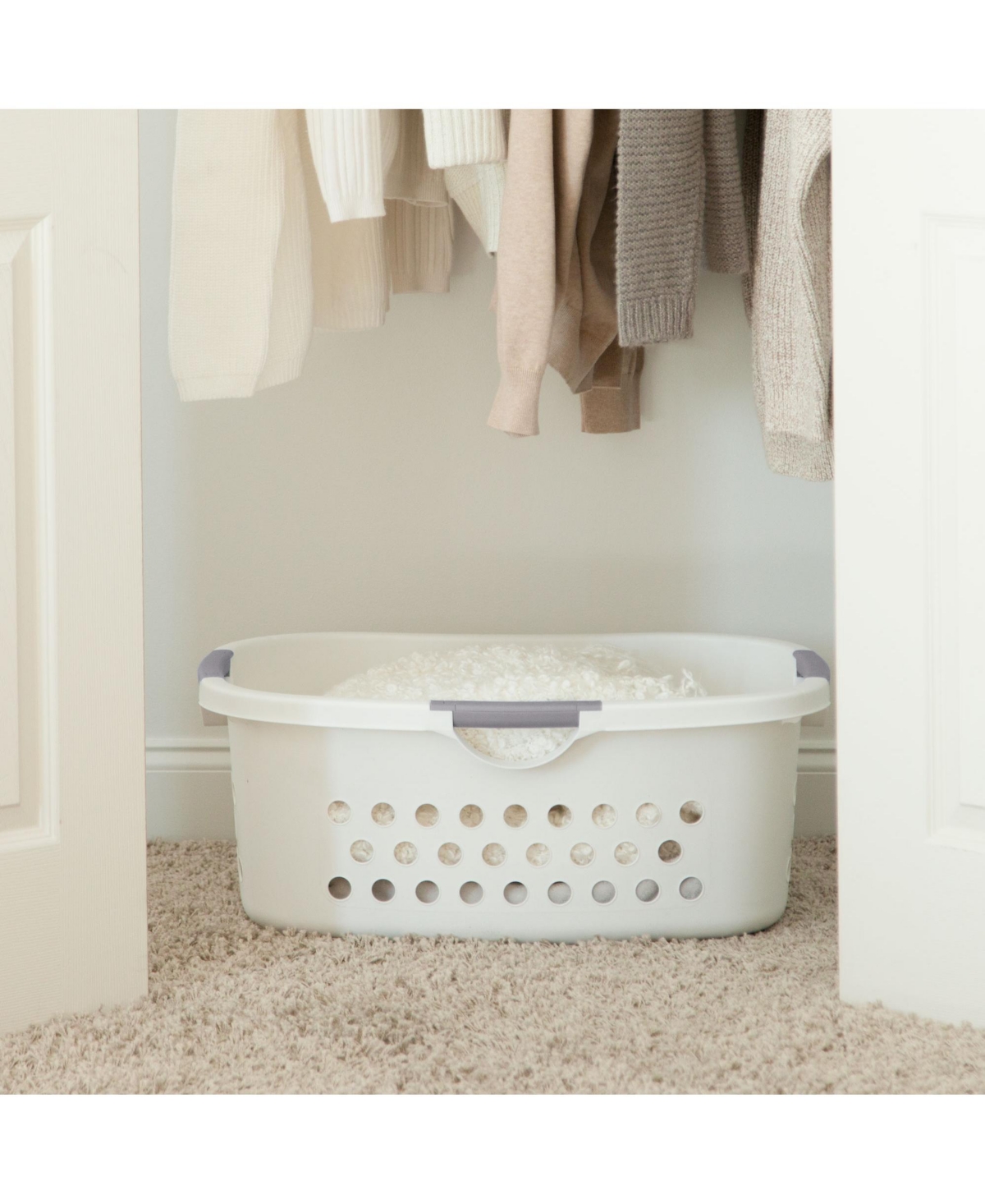 Iris Usa 50L Plastic Hip Hold Laundry Basket Hamper Organizer with Built-In Comfort Carry Handles, 1.4 Bushel, for Closet, Dorm, Laundry Room, Bedroom