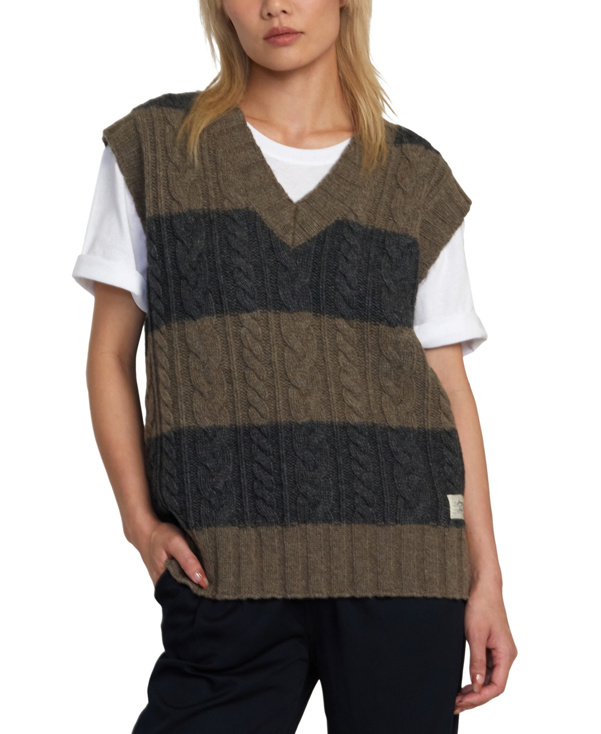Juniors' Chefs Kiss V-Neck Sweater Vest - Black