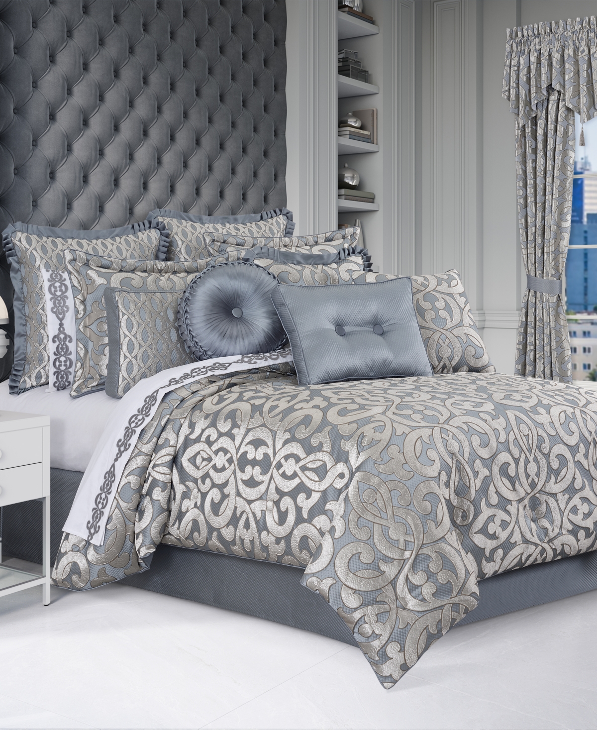 J Queen New York Barocco 4-pc. Comforter Set, California King In Sterling