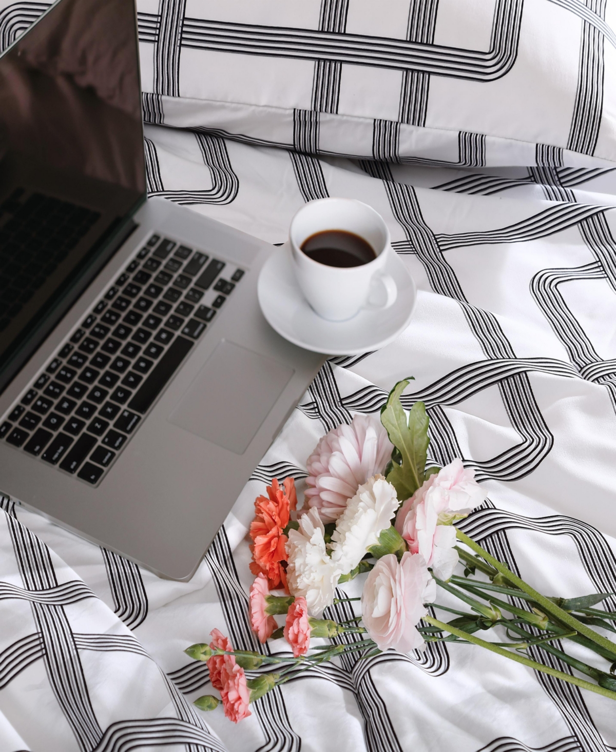 City Scene Mainline Microfiber& White 2 Piece Duvet Cover Set-Twin - Black/white