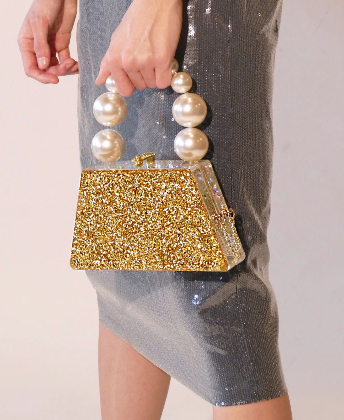 Женский клатч Milanblocks Forever Love Glitter Top Handle Acrylic Clutch, цвет: Золотой серебряный — фото 7