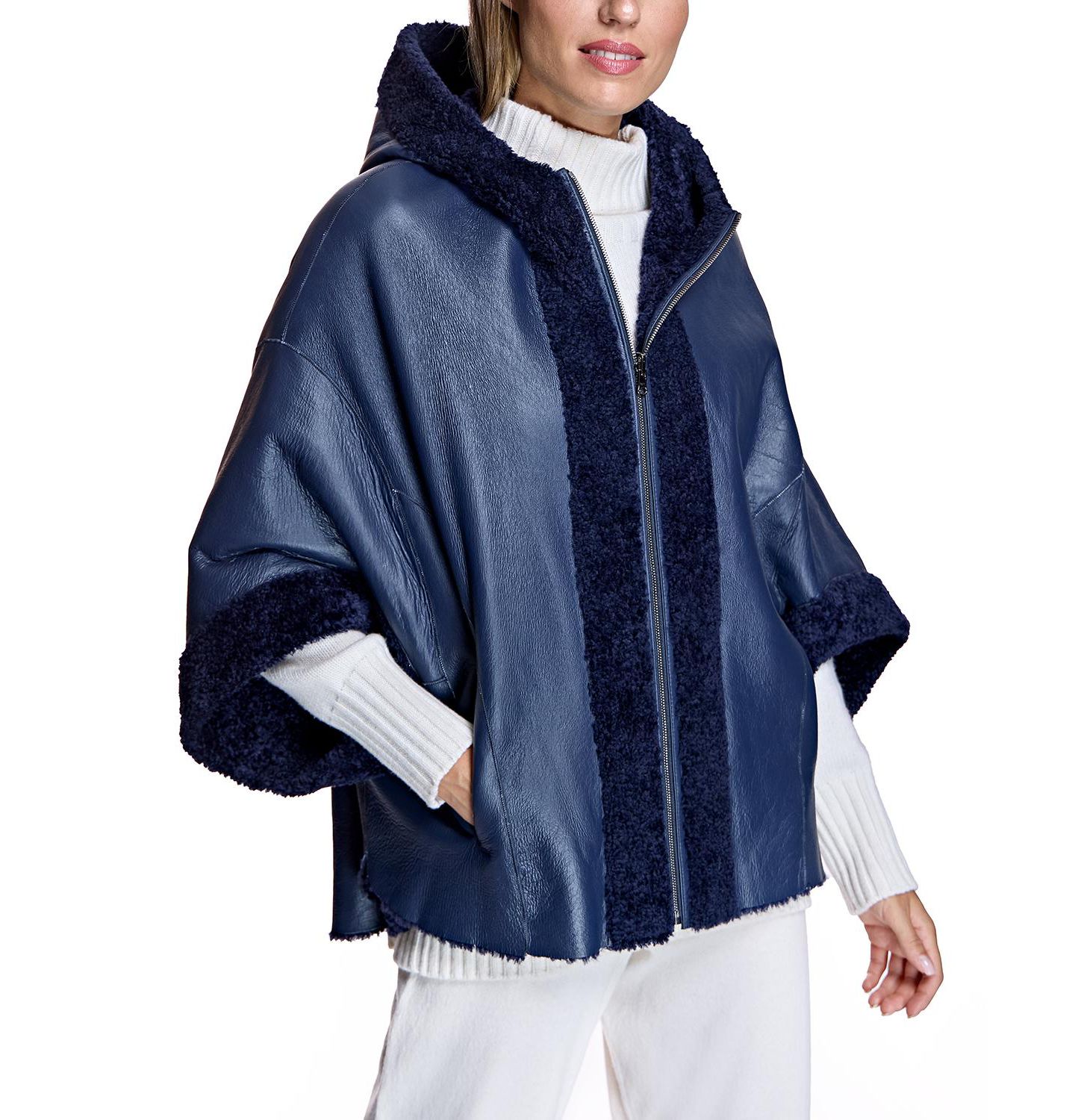 Женская накидка Julia & Stella By Maximilian Shearling Cape, цвет: Тёмно-синий — фото 5