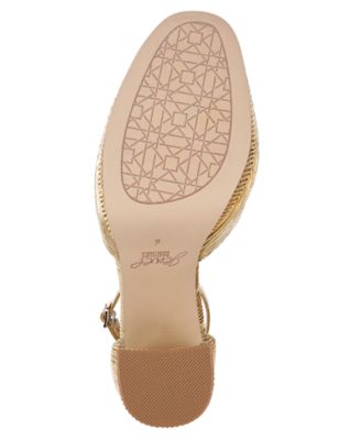 Women's Stephanie Closed Toe Platform Pumps