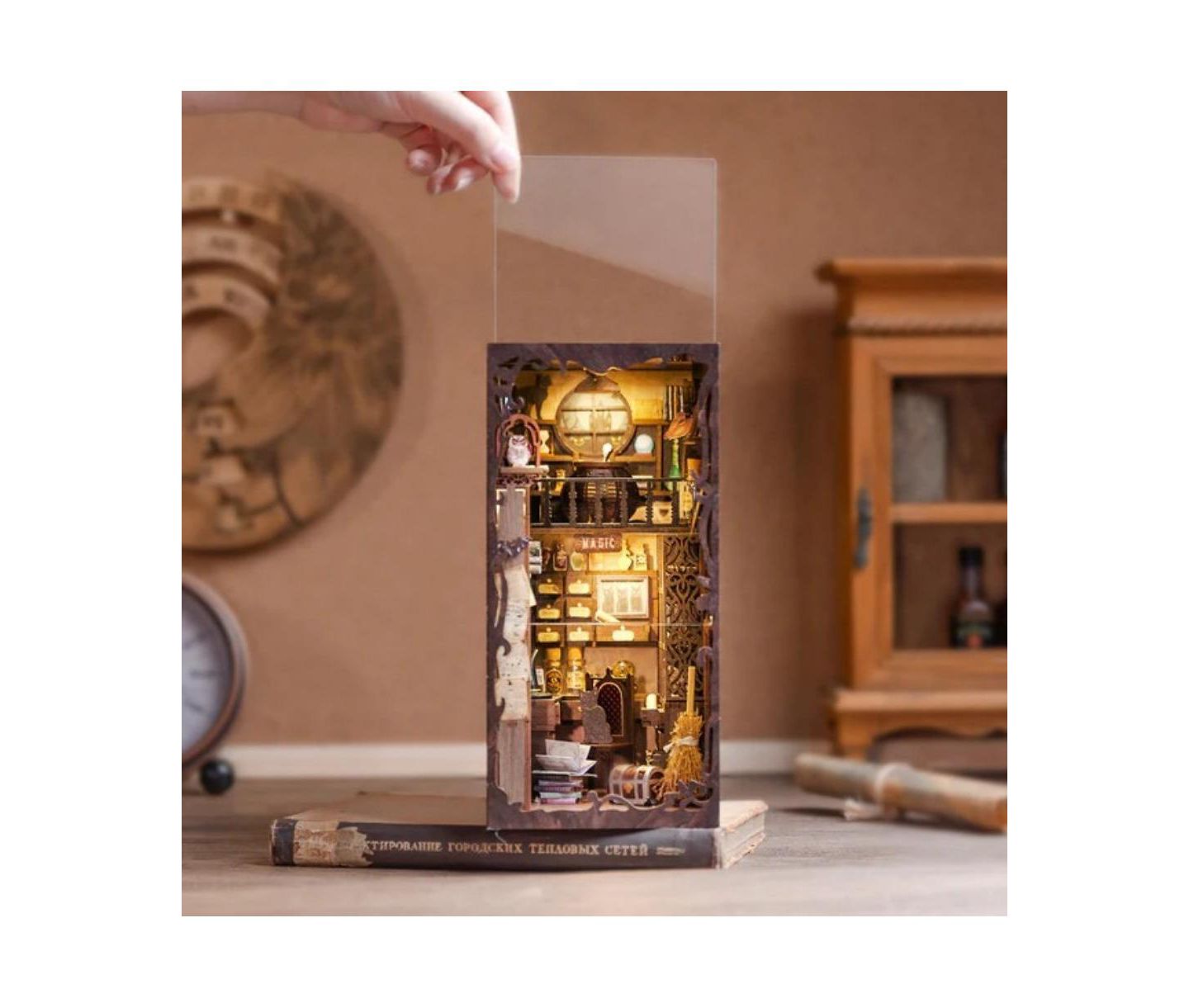 Детские конструкторы Cutebee Magic Pharmacist LED Light Book Nook Kit, 282-Piece Building Set, Ages 14+, цвет: Коричневый — фото 7