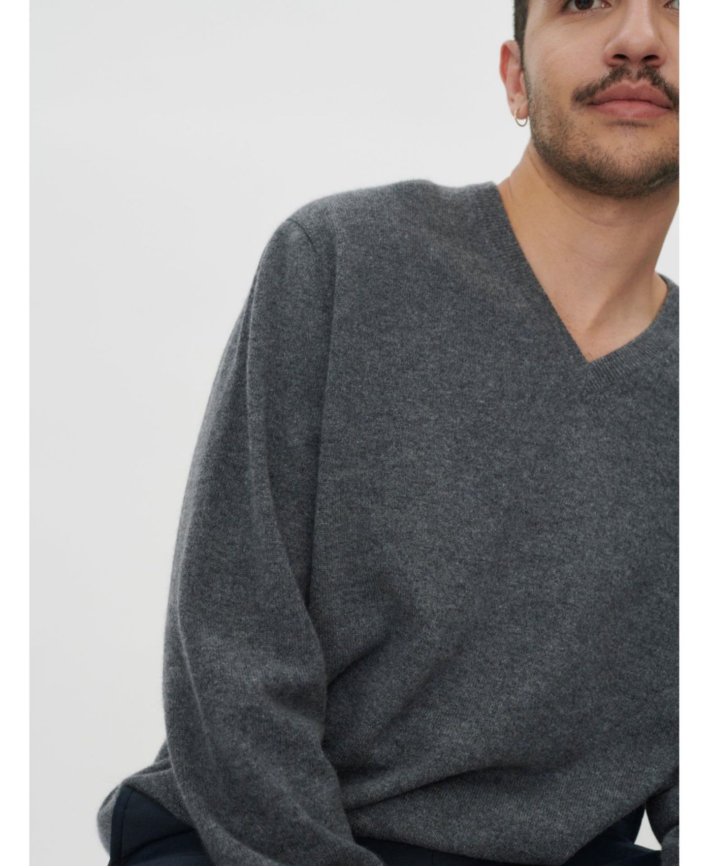 Мужской свитер Gobi Cashmere 100% Cashmere Essential V-Neck, цвет: Серый тёмно-серый — фото 2