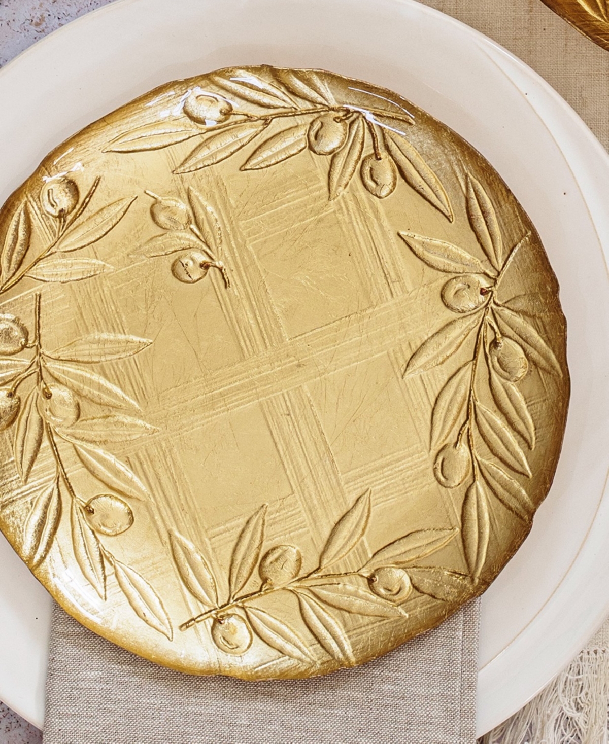 Vietri Moon Glass Olive Round Platter In Gold