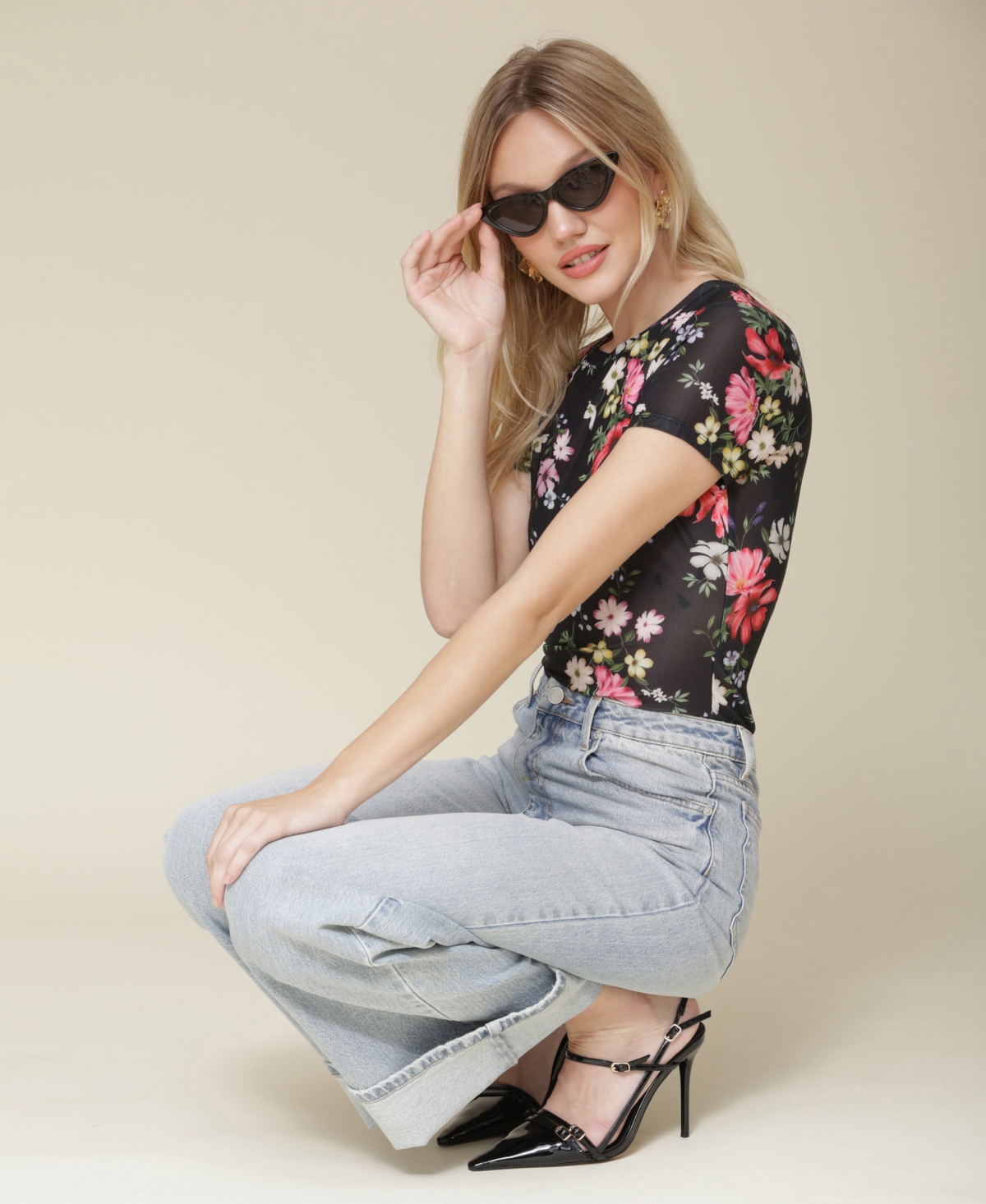 Avec Les Filles Womens Floral Print Fitted T Shirt Cuffed High Rise Wide Leg Jeans In Mariposa Wash