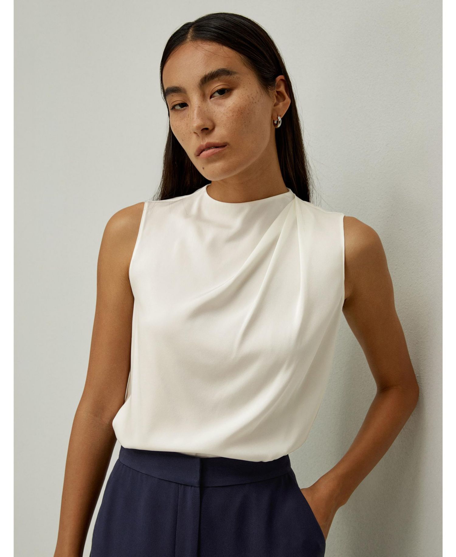 Women's Sleeveless Minimalist Regular Fit Silk Top