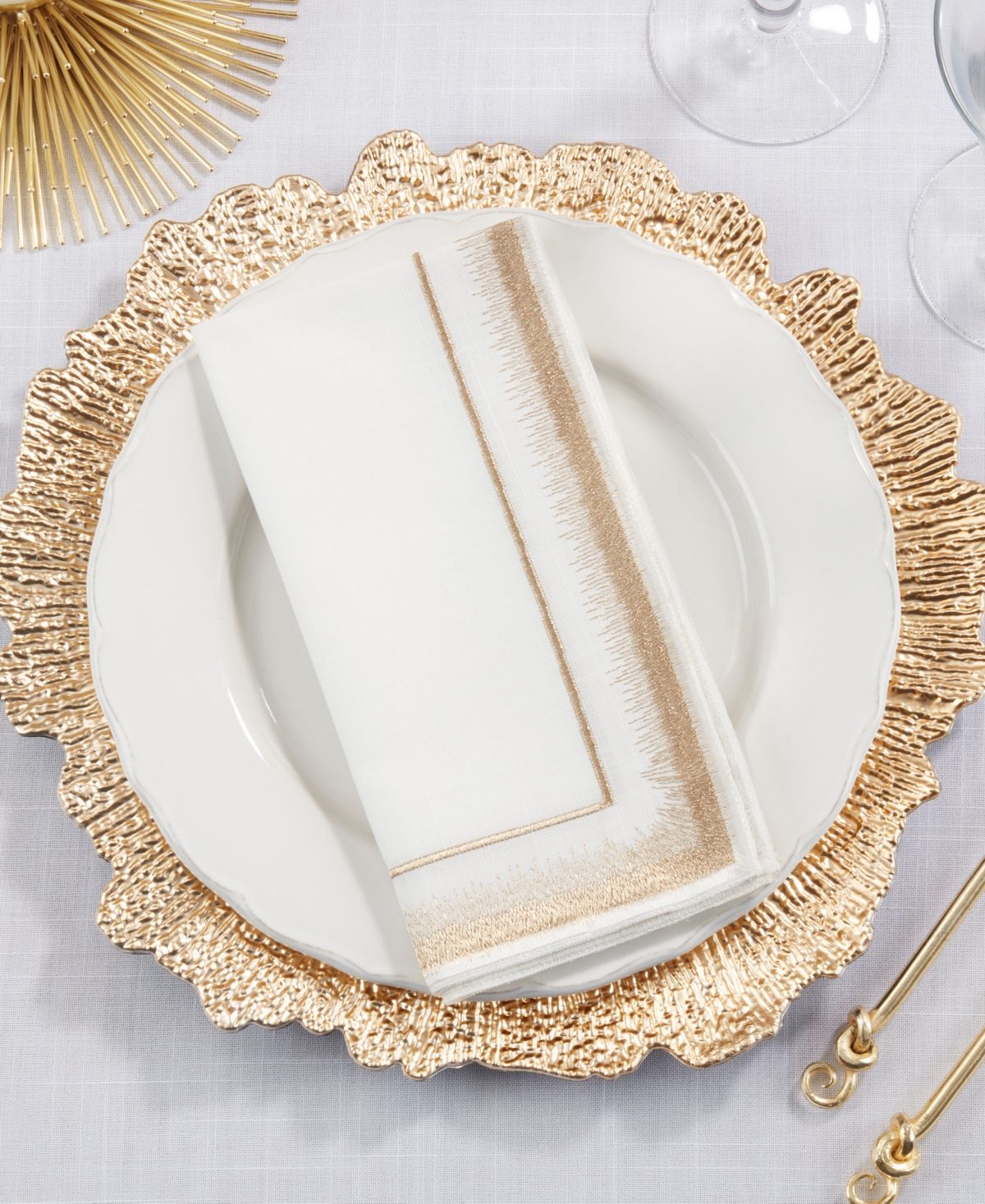 Saro Lifestyle Elegant Embroidery Detail Napkin, Set Of 4 In Gold