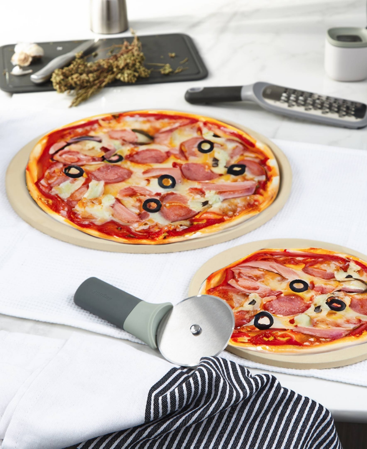 Berghoff Leo 2-pc. Pizza Stone And Cutter Set In Multicolor
