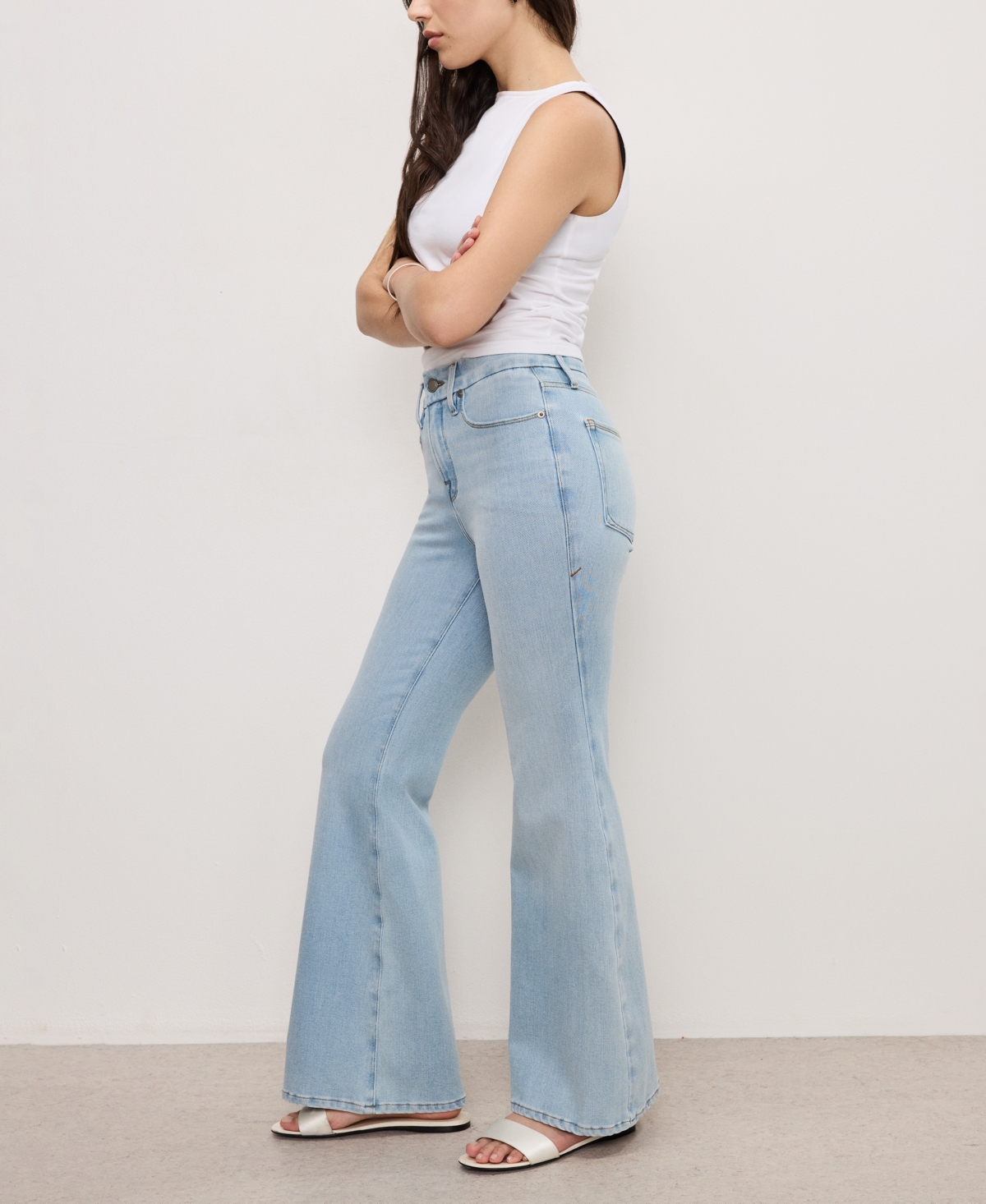 GOOD AMERICAN PETITE GOOD SOFT-TECH MID-RISE FLARE-LEG JEANS 