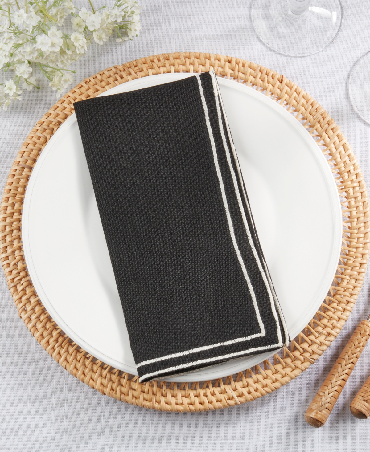 Saro Lifestyle Double Line Embroidered Linen Napkins, 20" X 20" In Black