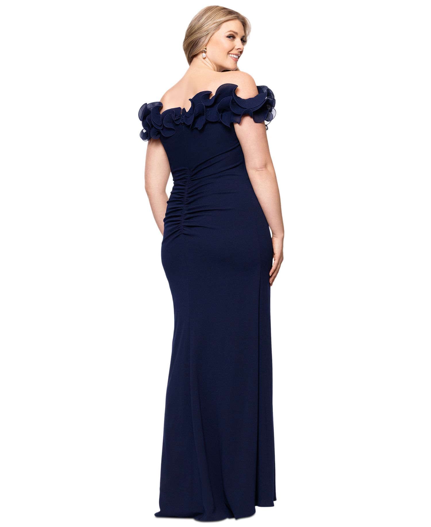 Женское платье из крепа с оборками и открытыми плечами