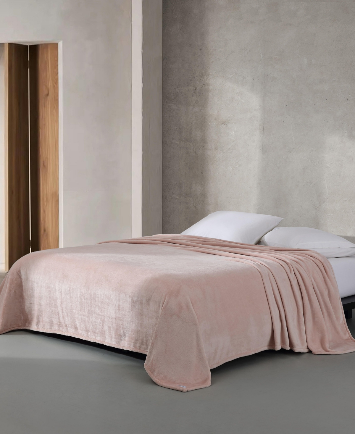 Calvin Klein Core Plush Solid Blanket, Queen In Pink