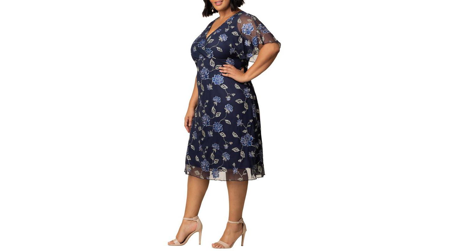 Женское платье Kiyonna Plus Size Sonnet Embroidered Cocktail, цвет: Тёмно-синий — фото 4