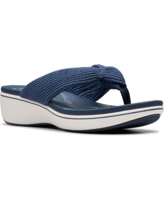 (取寄) クラークス レディース ブリーズ ラエ エリン Clarks women Breeze Rae Erin Navy Textile Clarks Cloudsteppers Breeze Rae Erin Slip-On Flat Sandals - Macy's