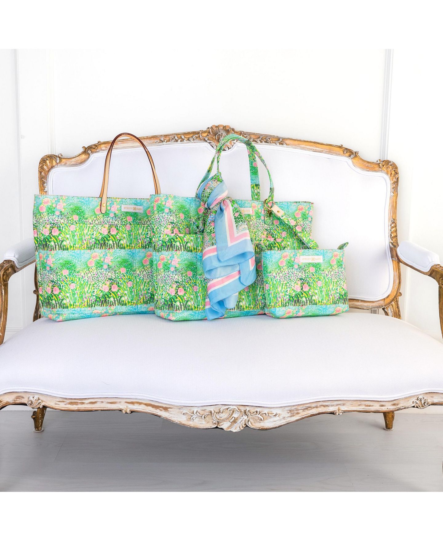 Женские сумки EVELYN & KATE Pink Roses on Green Floral Collection- Artist Designed Canvas and Quilted Tote Bags and Pouch, Coordinating Garden-Inspired Silk Scarf/Wrap/Sarong and Fabric Loop Keychain Accessories, цвет: Розовый зелёный — фото 1