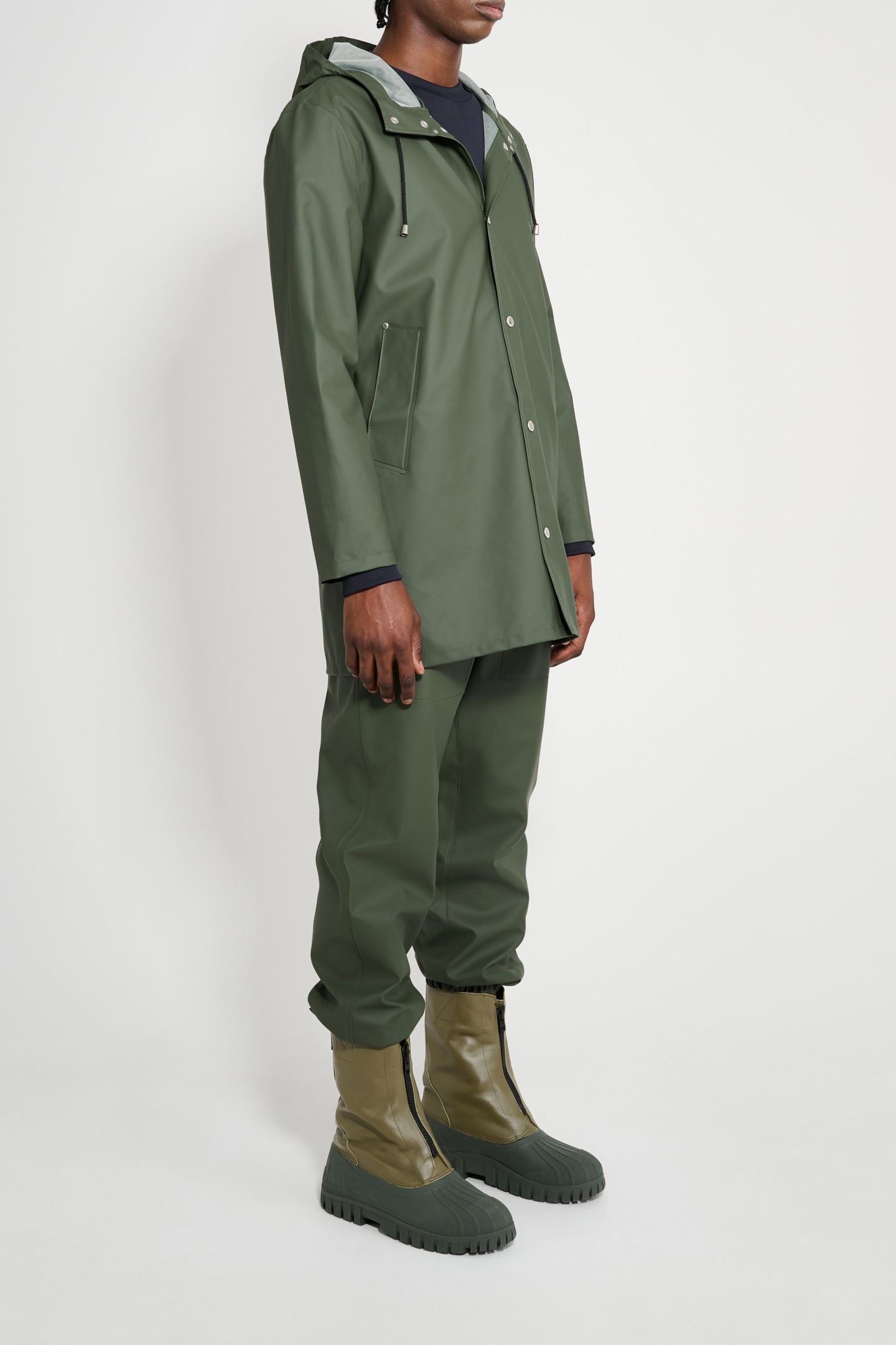 Женские куртки Stutterheim Stockholm Lightweight Raincoat, цвет: Зелёный — фото 7