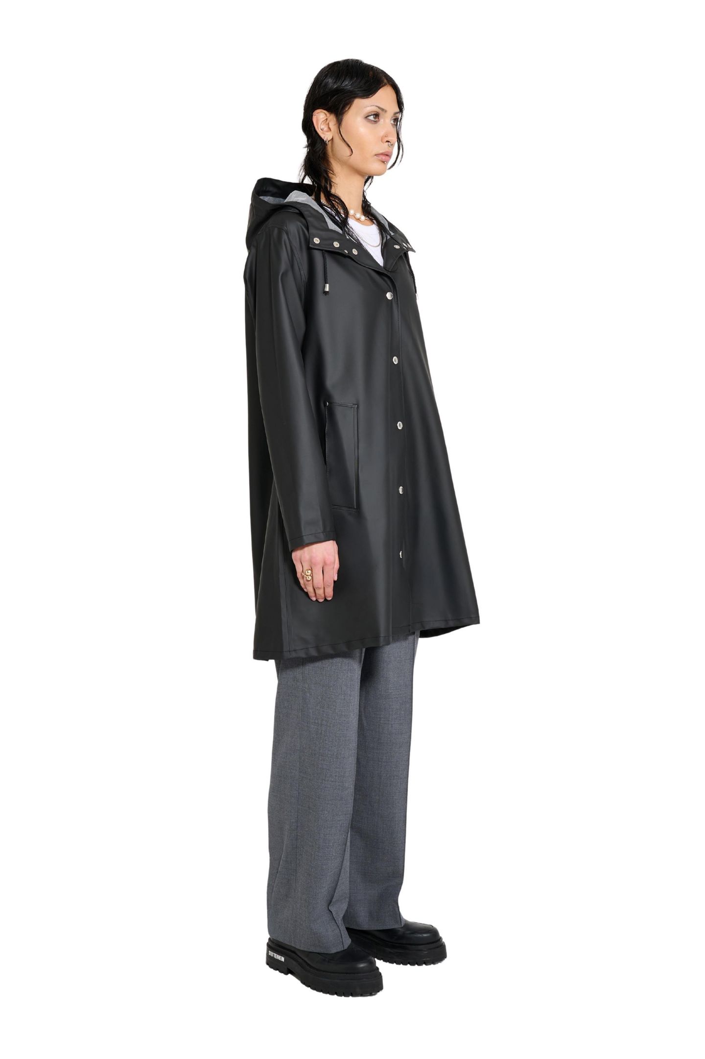 Женские куртки Stutterheim Mosebacke Lightweight Raincoat, цвет: Чёрный — фото 2