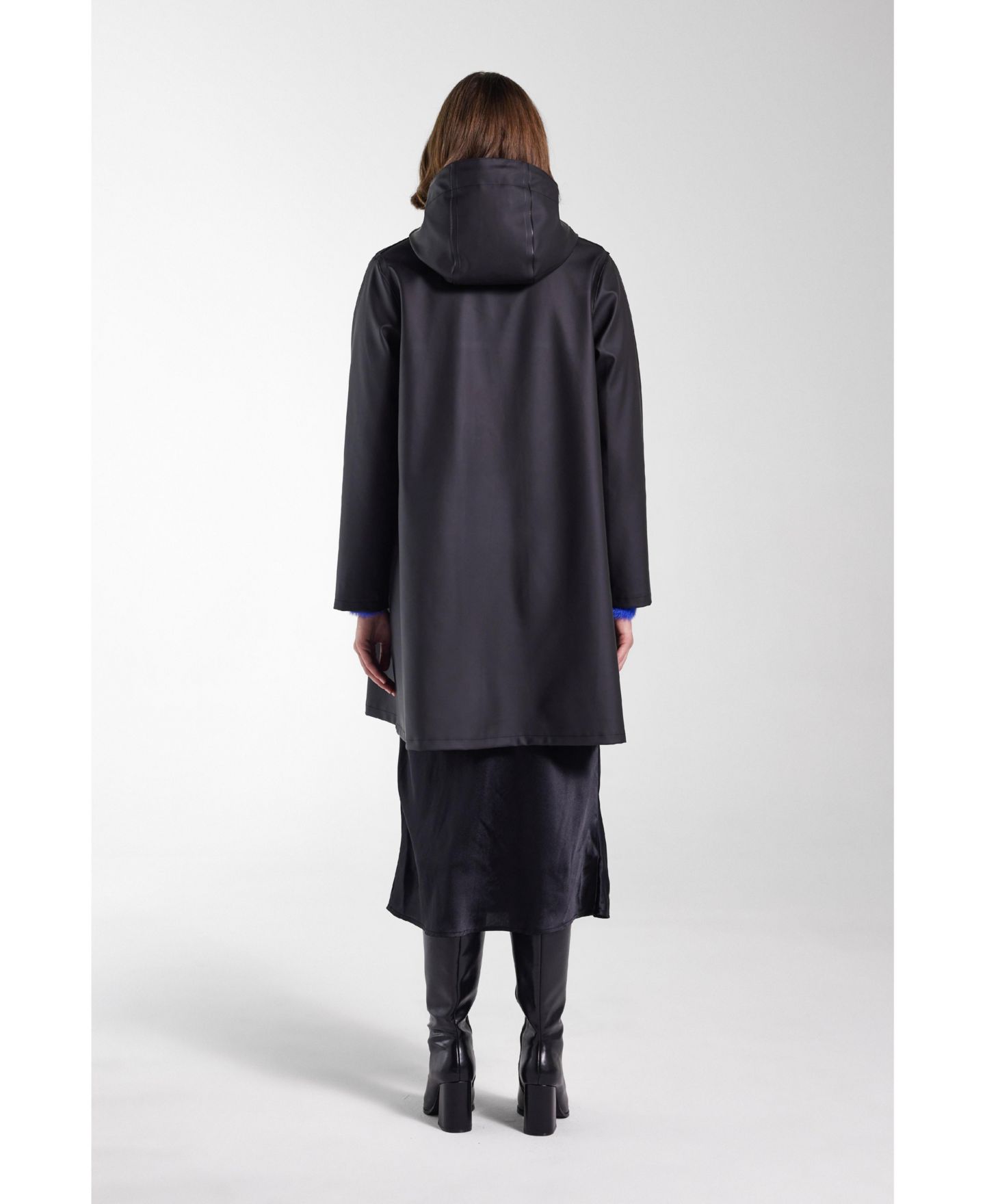 Женские куртки Stutterheim Mosebacke Hooded Long Sleeve Raincoat, цвет: Чёрный — фото 7